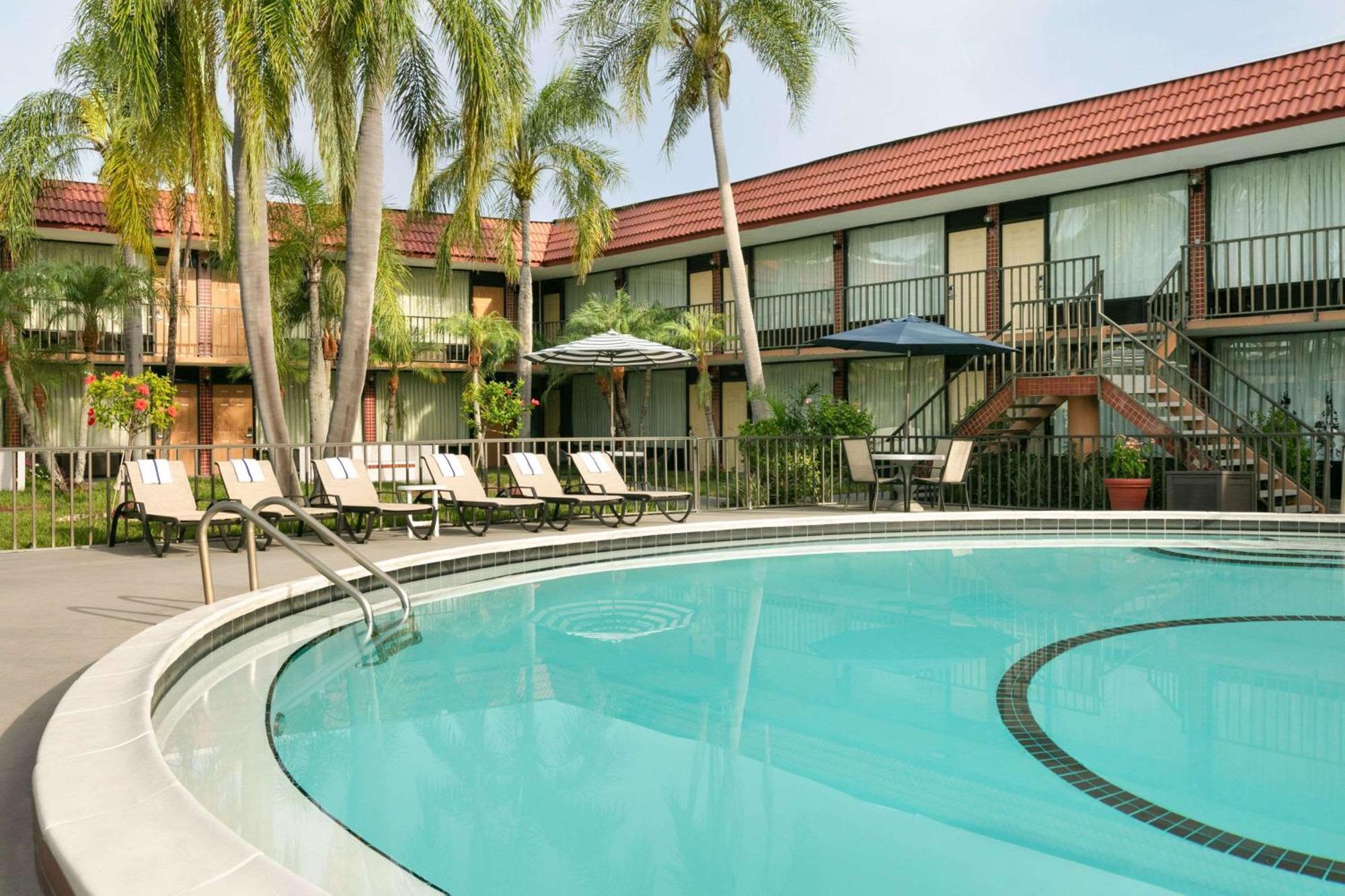 10 Airport Hotels Close to Clearwater Moccasin Lake Park