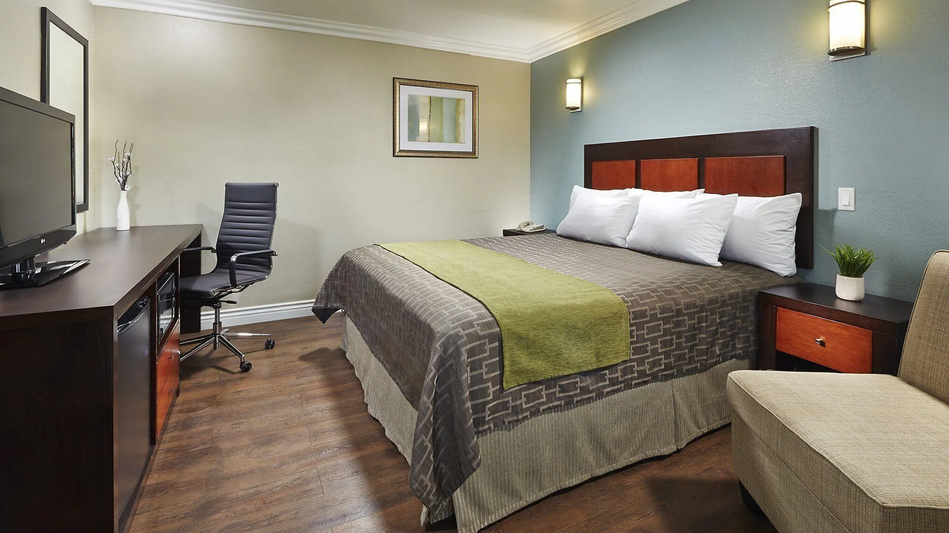 Staying Near Sorensen Park: 4 Three-Star Hotels Compared